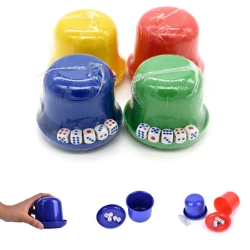 1 комплект от цветни кубчета за игра на СЪДЪРЖАНИЯ-бар, казино, настолна игра за пиене, хазарт кубчета и ръчно набиране кубчета за кубчета Случаен цвят