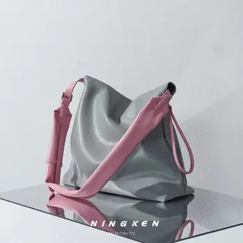 Модерна чанта кофа нишевого дизайн 2023 г., нова мека кожена чанта в лениво стил от висок клас, с едно рамо, през рамо, ръчно