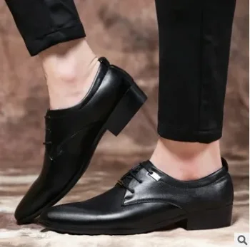 Мъжки кожени обувки корейската версия на модни мъжки универсална британска бизнес ежедневни кожени обувки с остър пръсти официалната кожени обувки